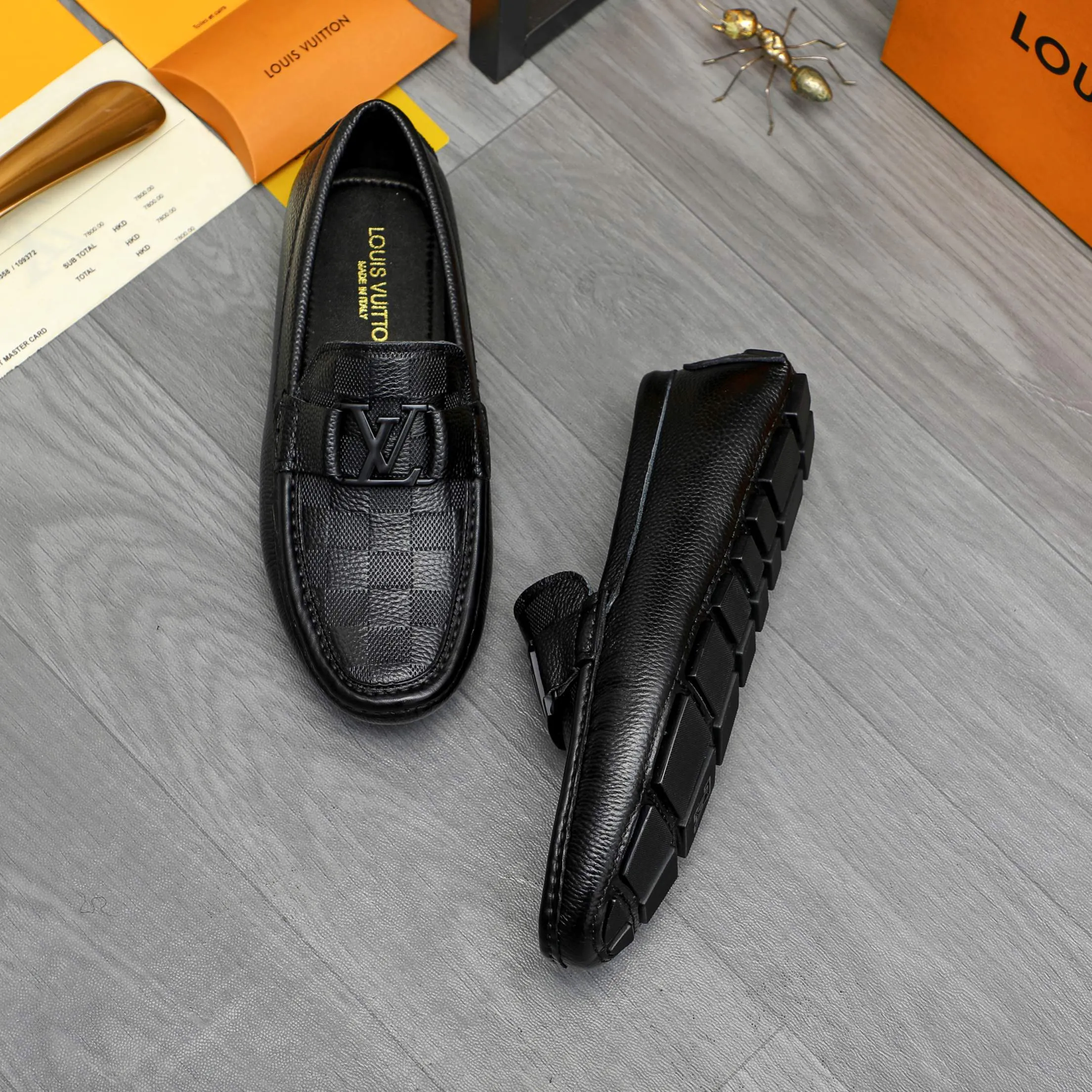 Men's shoes 💰p420 Product trademark: LV (Louis Vuitton) casual slip-on men's shoes Regular size: 38-44 Product material: Selected pebbled checkered cowhide upper, sheepskin lining, rubber outsole